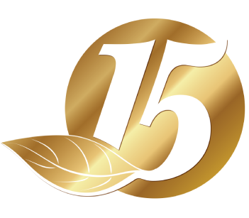 Natural Pharmaceuticals VitaSolaris® D3 srebrno-zeleni logotip s številko 15 in napisom »LET« z zelenim listom v ospredju. Simbolizira 15 let delovanja podjetja ali izdelka.